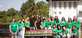 Inclusione e Comunità: la Panchina Arcobaleno decora la Nuova Scuola Sant’Antonio a Sala Consilina